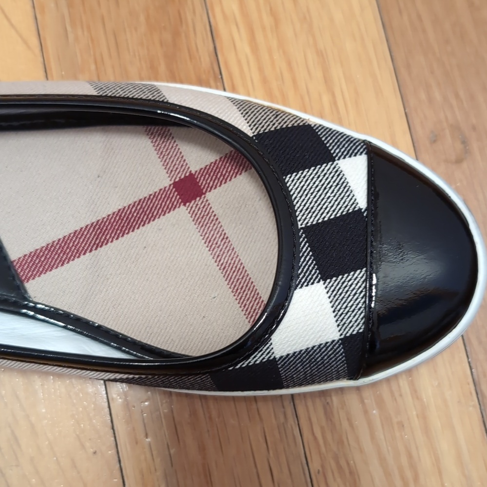 Burberry Nova check Canvas Flats with Black Patent Leather Cap Toe - Picture 4 of 13